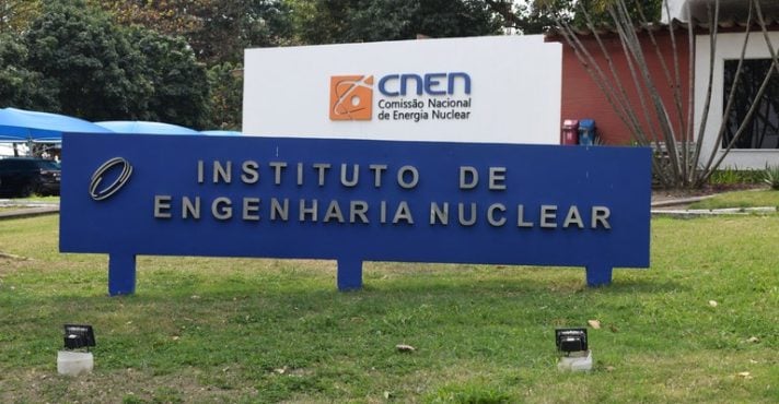 Fachada de prédio da Comissão Nacional de Energia Nuclear (CNEN)