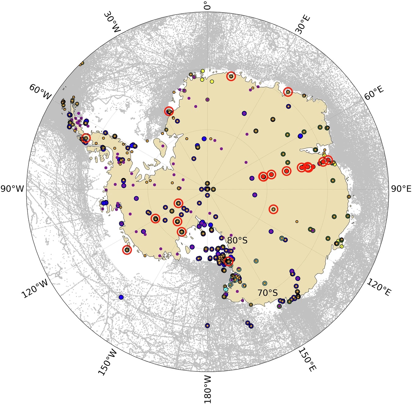 Distribuição geográfica dos dados observacionais na Antártida (ao sul de 60°S) de 1979 a 2023. O mapa mostra as localizações de várias estações de observação: estações meteorológicas GHCN-d, série de 1979–2023 (pontos amarelos); AWS Antártica, série de 1980–2023 (pontos azuis escuros); observações do ICOADS sobre o oceano (pontos prata); observações das estações meteorológicas Antárticas italianas, série de 1987–2023 (pontos azuis claros); observações da Divisão Antártica Australiana, série de 1982–2022 (pontos verdes escuros); observações da rede automática de estações meteorológicas PANDA, série de 1989–2021 (pontos vermelhos); observações do AntaWS, série de 1980–2021 (pontos roxos pequenos) e observações do READER, série de 1979–2023 (pontos laranjas). As observações diárias das estações marcadas com círculos vermelhos são usadas para validar a Temperatura do Ar em Superfície Antártica reconstruída | Fonte: Nature, 2025