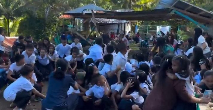 Momento em que o teto de uma escola na província de Davao Ocidental desaba próximo a crianças | Foto: Reprodução/X
