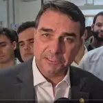 Flávio Bolsonaro em entrevista à imprensa nesta segunda-feira, 1º, em Belo Horizonte | Foto: Reprodução/X