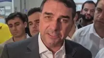Flávio Bolsonaro em entrevista à imprensa nesta segunda-feira, 1º, em Belo Horizonte | Foto: Reprodução/X