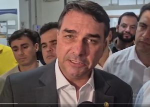 Flávio Bolsonaro em entrevista à imprensa nesta segunda-feira, 1º, em Belo Horizonte | Foto: Reprodução/X
