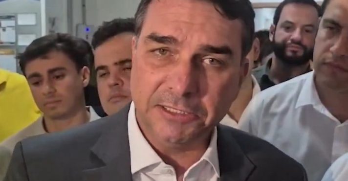 Flávio Bolsonaro em entrevista à imprensa nesta segunda-feira, 1º, em Belo Horizonte | Foto: Reprodução/X