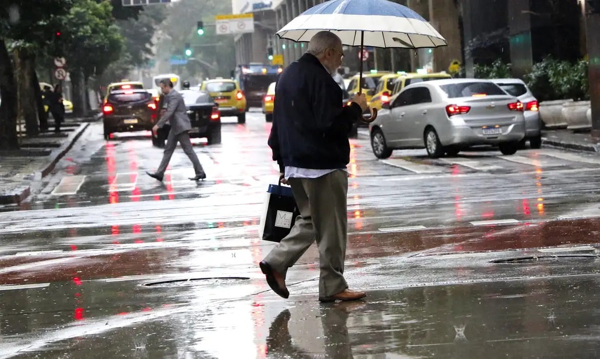 Frente fria mantém alerta para chuvas intensas no 