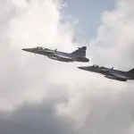 Caças Gripen sobrevoando uma reunião de ministros das Relações Exteriores da Otan, em Helsingborg, na Suécia - 21/5/2026 | Foto: Thomas Imo/Reuters