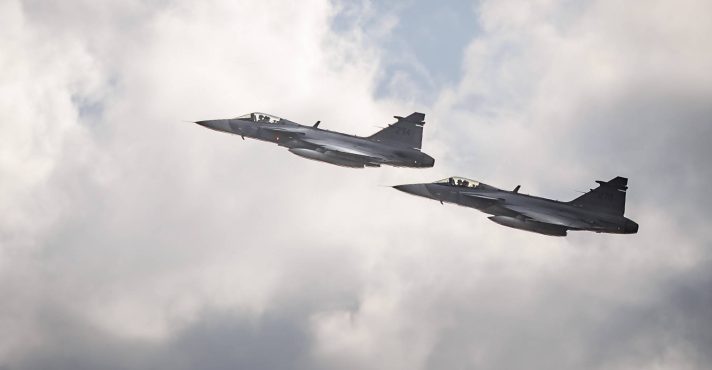 Caças Gripen sobrevoando uma reunião de ministros das Relações Exteriores da Otan, em Helsingborg, na Suécia - 21/5/2026 | Foto: Thomas Imo/Reuters