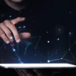 Mão tocando tela digital com conexões luminosas, representando o estresse e a tecnologia do cotidiano moderno.