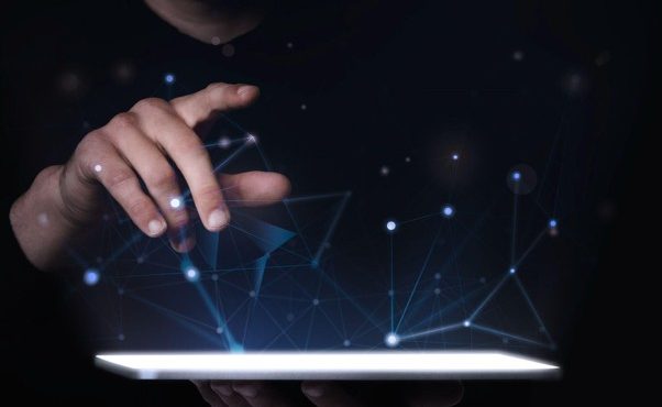 Mão tocando tela digital com conexões luminosas, representando o estresse e a tecnologia do cotidiano moderno.