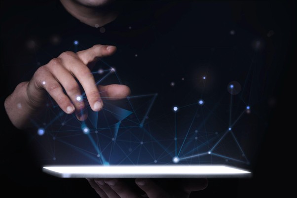 Mão tocando tela digital com conexões luminosas, representando o estresse e a tecnologia do cotidiano moderno.