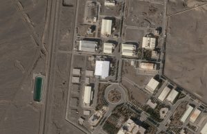 Imagem de satélite mostra um novo telhado sobre um prédio anteriormente destruído no Complexo Nuclear de Natanz, no Irã – 30/1/2026 | Foto: Planet Labs PBC/Divulgação