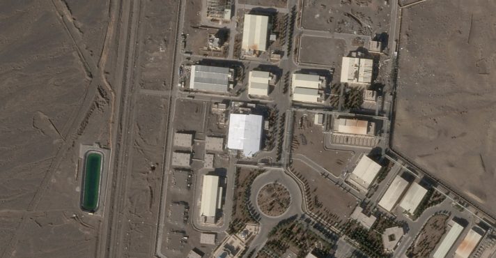 Imagem de satélite mostra um novo telhado sobre um prédio anteriormente destruído no Complexo Nuclear de Natanz, no Irã – 30/1/2026 | Foto: Planet Labs PBC/Divulgação