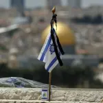 Bandeira israelense no túmulo de um soldado caído no Cemitério Militar no Monte das Oliveiras, em Jerusalém – 8/5/2011 | Foto: Baz Ratner/Reuters