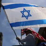 Bandeiras dominavam os carros alegóricos durante o Desfile do Dia de Israel, nos Estados Unidos | Foto: Susan Stava/Reuters