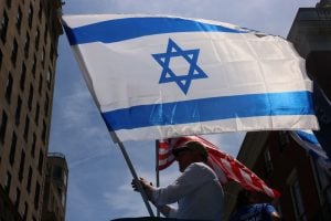 Bandeiras dominavam os carros alegóricos durante o Desfile do Dia de Israel, nos Estados Unidos | Foto: Susan Stava/Reuters