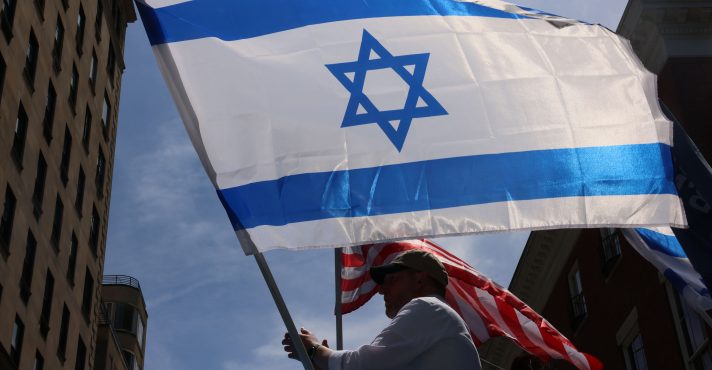 Bandeiras dominavam os carros alegóricos durante o Desfile do Dia de Israel, nos Estados Unidos | Foto: Susan Stava/Reuters