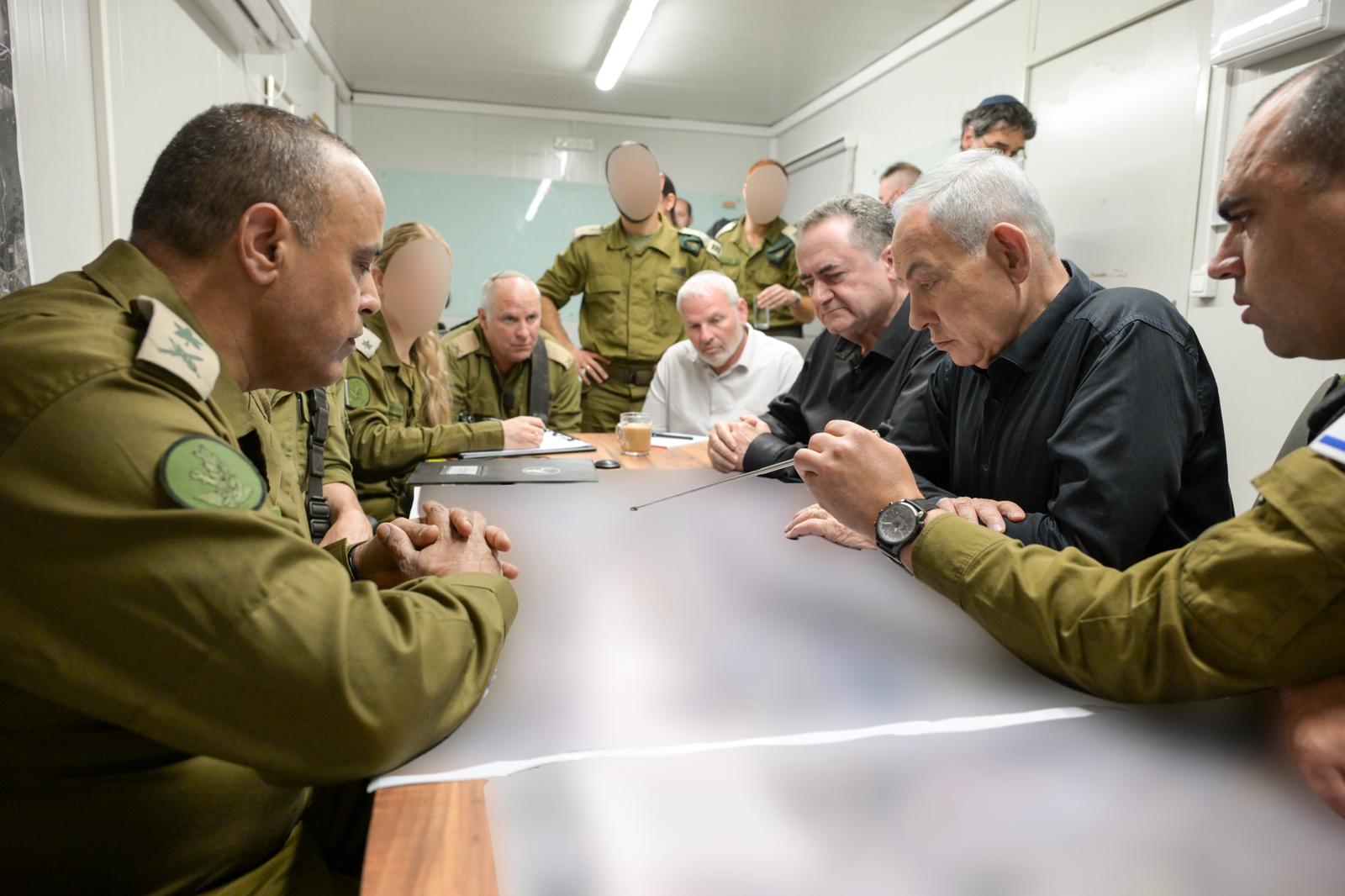 Netanyahu e militares do Exército da Israel | Foto: Divulgação/General Press Office