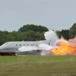 Momento em que o jato se choca com o solo e ocorre a explosão | Foto: Reprodução/X