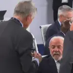 Momento em que o presidente Lula da Silva repreende o chanceler Mauro Vieira (à direita) | Foto: Reprodução/X