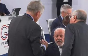 Momento em que o presidente Lula da Silva repreende o chanceler Mauro Vieira (à direita) | Foto: Reprodução/X
