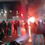 Manifestantes ateiam fogo no meio da rua na Colômbia | Foto: Reprodução/X