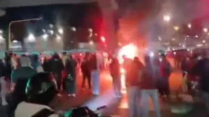 Manifestantes ateiam fogo no meio da rua na Colômbia | Foto: Reprodução/X