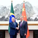 No primeiro compromisso da visita oficial a Pequim, o ministro Mauro Vieira foi recebido no Grande Salão do Povo pelo vice-presidente da China, Han Zheng | Foto Reprodução/Vice-Presidência da China/MRE