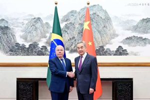 No primeiro compromisso da visita oficial a Pequim, o ministro Mauro Vieira foi recebido no Grande Salão do Povo pelo vice-presidente da China, Han Zheng | Foto Reprodução/Vice-Presidência da China/MRE