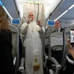 O papa Leão XIV durante voo que levou à Espanha | Foto: Divulgação/VaticanNews