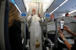 O papa Leão XIV durante voo que levou à Espanha | Foto: Divulgação/VaticanNews