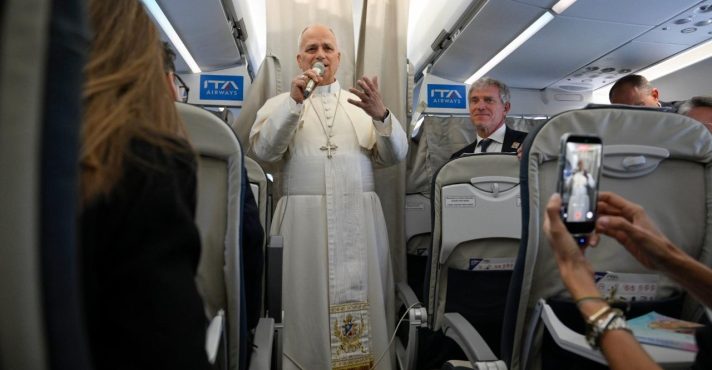 O papa Leão XIV durante voo que levou à Espanha | Foto: Divulgação/VaticanNews