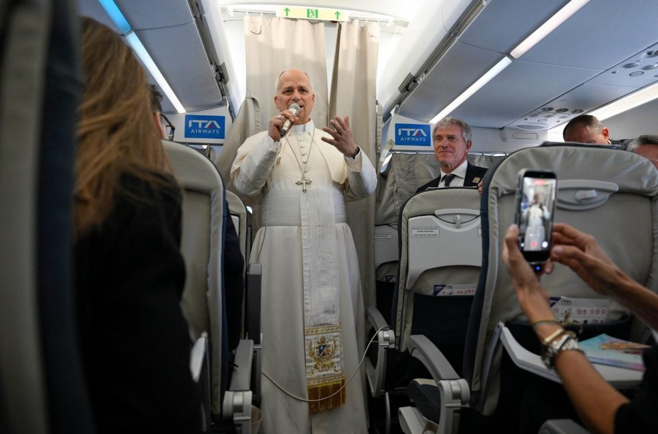 O papa Leão XIV durante voo que levou à Espanha | Foto: Divulgação/VaticanNews