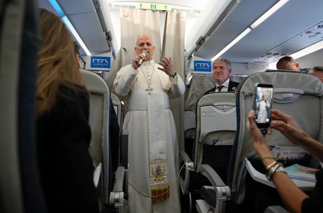 O papa Leão XIV durante voo que levou à Espanha | Foto: Divulgação/VaticanNews
