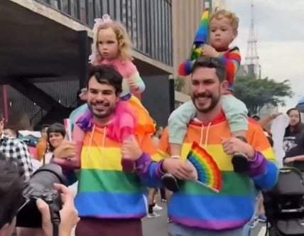 Parada LGBT é acusada de promover pauta sobre ‘crianças tran