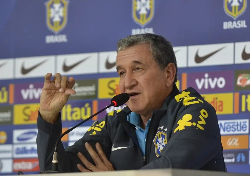 Parreira melhora, mas segue na UTI