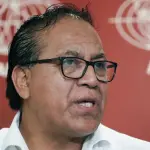 Roberto Sanchez se dirige à imprensa antes do segundo turno da eleição de 7 de junho contra Keiko Fujimori, em Lima, Peru - 5/6/2026 | Foto: Angela Ponce/Reuters