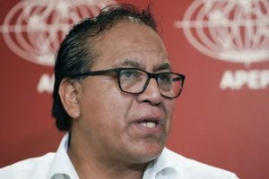Roberto Sanchez se dirige à imprensa antes do segundo turno da eleição de 7 de junho contra Keiko Fujimori, em Lima, Peru - 5/6/2026 | Foto: Angela Ponce/Reuters