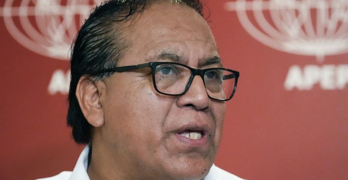 Roberto Sanchez se dirige à imprensa antes do segundo turno da eleição de 7 de junho contra Keiko Fujimori, em Lima, Peru - 5/6/2026 | Foto: Angela Ponce/Reuters