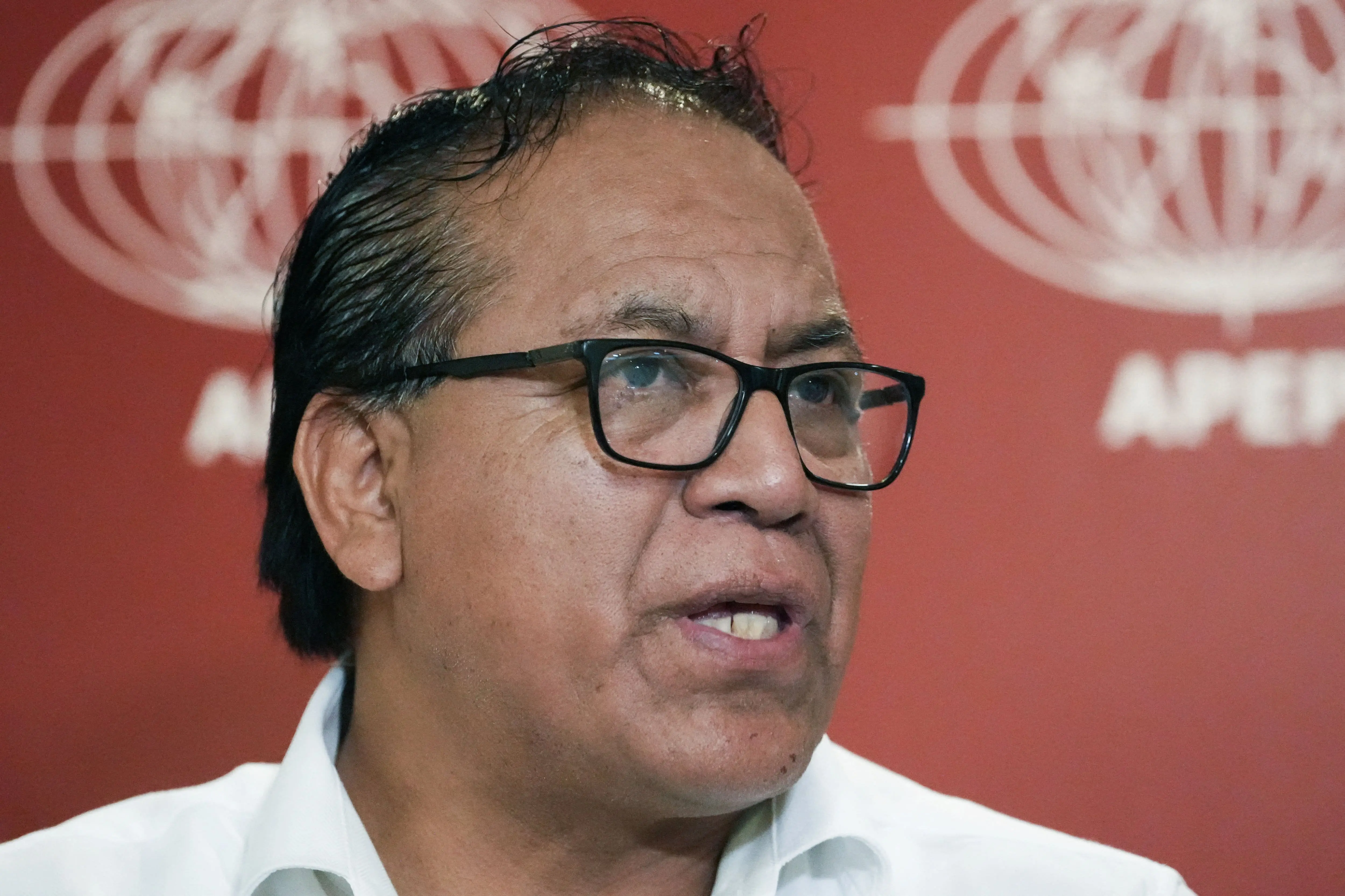 Roberto Sanchez se dirige à imprensa antes do segundo turno da eleição de 7 de junho contra Keiko Fujimori, em Lima, Peru - 5/6/2026 | Foto: Angela Ponce/Reuters