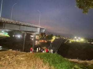 Segundo o Corpo de Bombeiros, aproximadamente 60% da ponte cedeu | Foto: Divulgação/Prefeitura de Sena Madureira