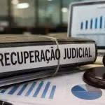 Segundo a atualização da série da Serasa Experian, o Brasil registrou 977 processos de recuperação judicial em 2025, alta de 5,5% em relação a 2024 | Foto: Divulgação/Oeste | Imagem criada com o auxílio de inteligência artificial