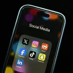 Aplicativos de mídia social vistos em um smartphone Apple iPhone em Melbourne - 1/5/2019 | Foto: Joel Carrett/Reuters