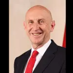 Retrato oficial de John Healey, ex-ministro da Defesa do Reino Unido, em seu gabinete | Foto: Reprodução/Wikimedia Commons