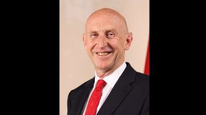 Retrato oficial de John Healey, ex-ministro da Defesa do Reino Unido, em seu gabinete | Foto: Reprodução/Wikimedia Commons