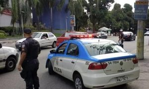 Agente da PM durante patrulhamento no Rio de Janeiro | Foto: Divulgação/PMERJ