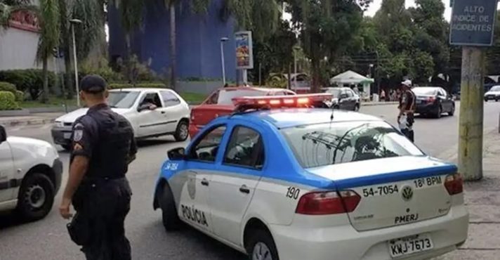 Agente da PM durante patrulhamento no Rio de Janeiro | Foto: Divulgação/PMERJ