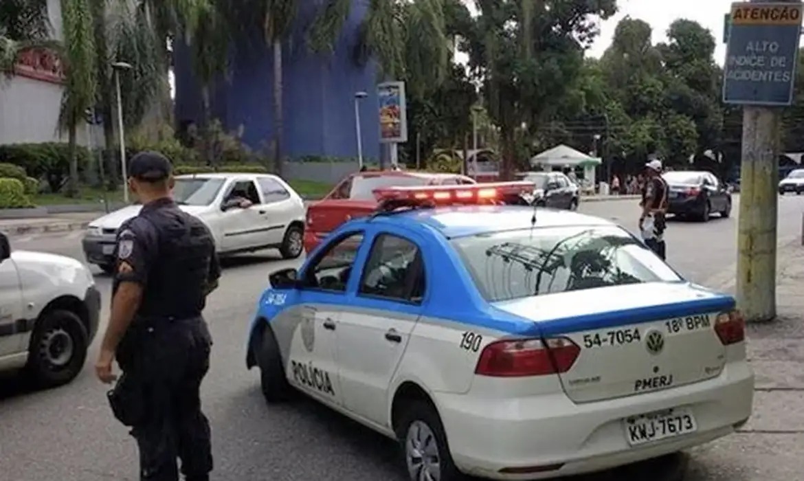 Agente da PM durante patrulhamento no Rio de Janeiro | Foto: Divulgação/PMERJ