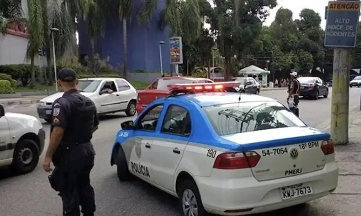 Agente da PM durante patrulhamento no Rio de Janeiro | Foto: Divulgação/PMERJ