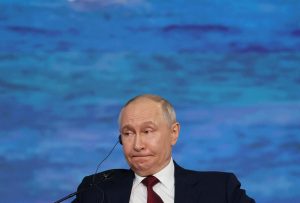 Putin participa de uma sessão plenária do Fórum Econômico Internacional de São Petersburgo, Rússia - 5/6/2026 | Foto: Anastasia Barashkova/Reuters