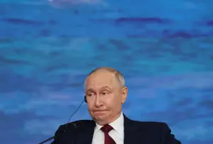 Putin participa de uma sessão plenária do Fórum Econômico Internacional de São Petersburgo, Rússia - 5/6/2026 | Foto: Anastasia Barashkova/Reuters
