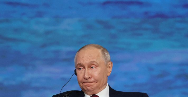 Putin participa de uma sessão plenária do Fórum Econômico Internacional de São Petersburgo, Rússia - 5/6/2026 | Foto: Anastasia Barashkova/Reuters